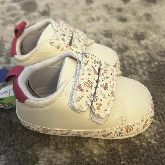 Infant Girl Soft Sole White Simulated Leather Floral Pattern Sneakers 3 (NEW) - Picture 1 of 5